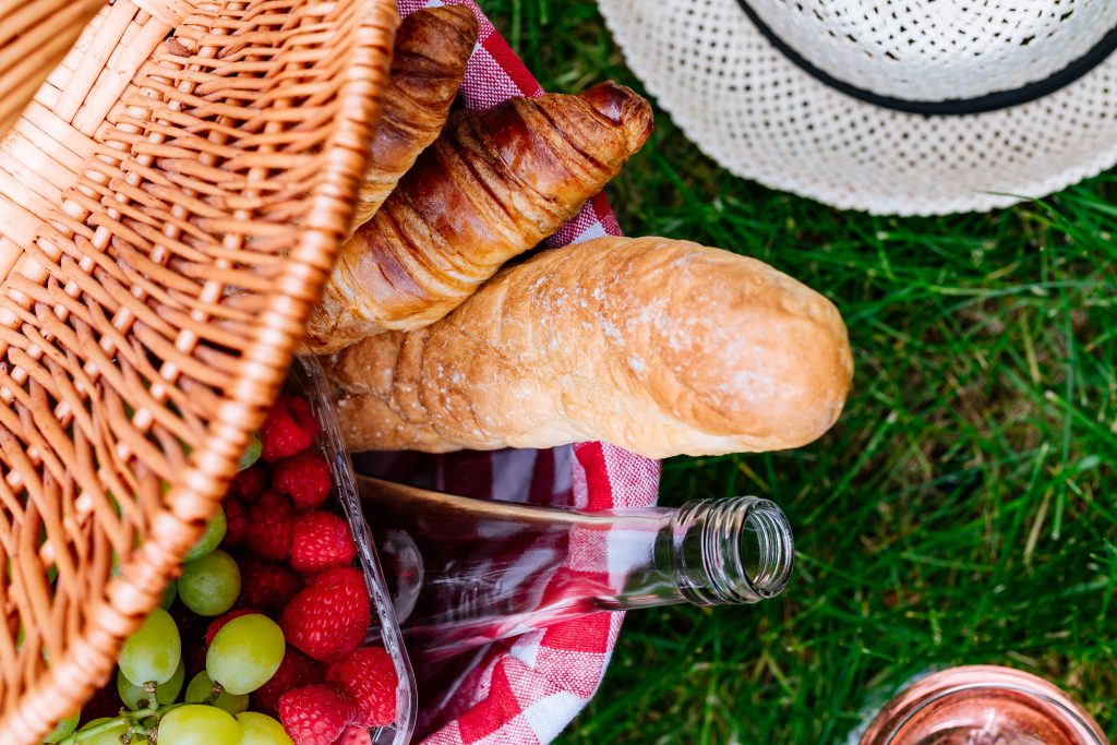 Korb mit regionalen Produkten